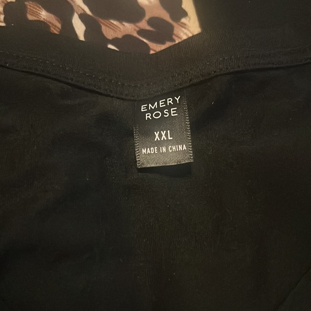 EMERY ROSE Pocket Patched  Leopard Tee - Picture 2 of 7